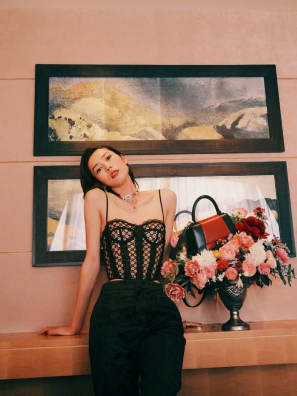 劉雯一出手就是大片，穿鏤空背心配長褲，簡單卻滿滿的高階感