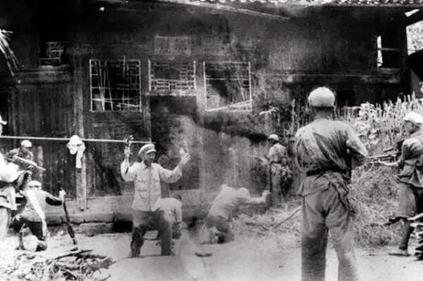 匪首為報復紅軍,曾五次帶人挖賀龍將軍祖墳,老巢所藏物令人咋舌 匪首為報復紅軍,曾五次帶人挖賀龍將軍祖墳,老巢所藏物令人咋舌