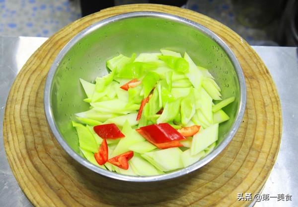 清炒芥蘭很多人第一步就做錯了，難怪發苦又變色，廚師長教你技巧