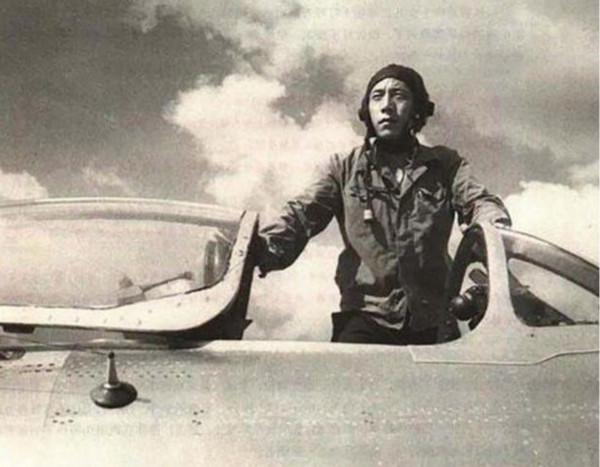 1981年，越南空軍上尉喬清陸，架機帶9人投奔我國，之後如何？