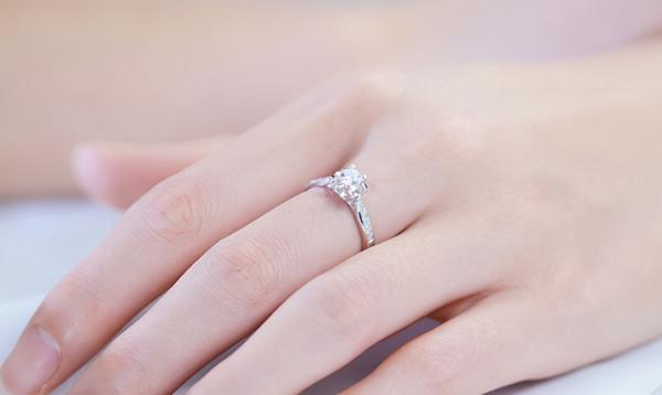 情侶戒指戴法有講究嗎?聖誕節可不可以送?送什麼樣的好? 情侶戒指戴法有講究嗎?聖誕節可不可以送?送什麼樣的好?