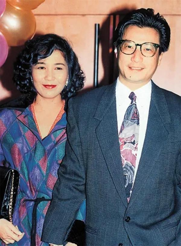 石修奢華豪宅慶71歲生日，全家福曝光，妻子氣質好兒子兒媳顏值高