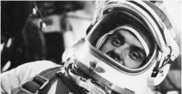 乘坐203處故障飛船升空,明知必死無疑,返回地球時僅剩一塊足骨 乘坐203處故障飛船升空,明知必死無疑,返回地球時僅剩一塊足骨