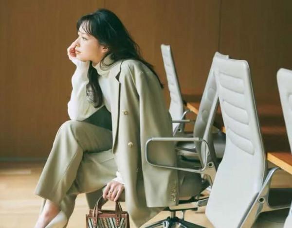 鬱悶，穿了多年的毛衣白穿了！不懂“骨架+膚色”，難怪一直穿錯