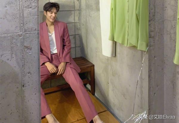 時隔八年故地重遊！李敏鎬穿大碼毛衣牛仔褲似鮮肉，重拾往日精彩