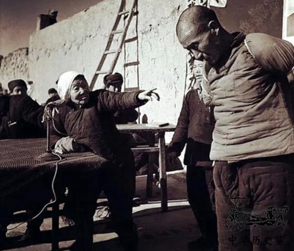 老照片再現50年代批鬥地主現場：老婦怒斥地主，百姓開懷大笑