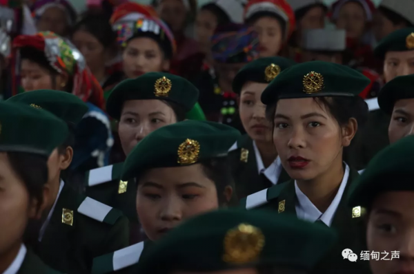 緬甸德昂軍35名新畢業女軍官集體亮相