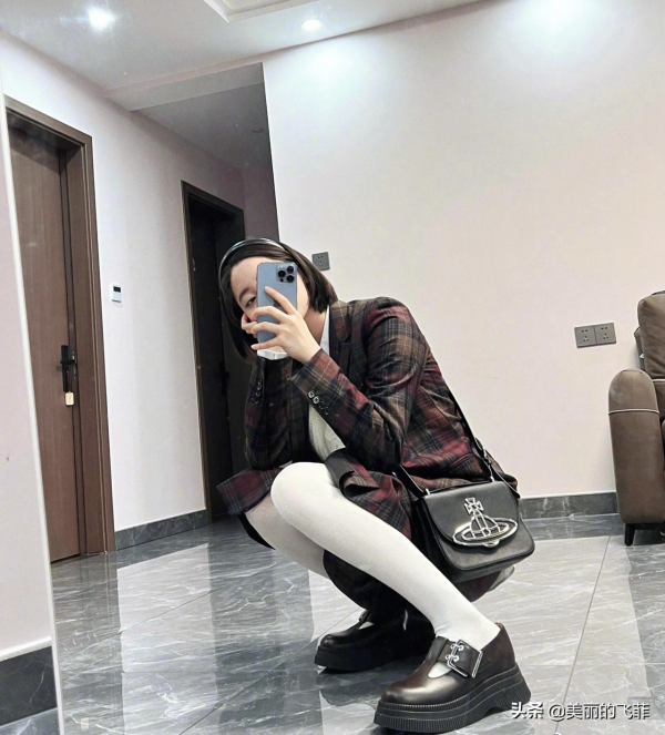 美麗的女孩，關曉彤和歐陽娜娜，誰更具有氣質呢