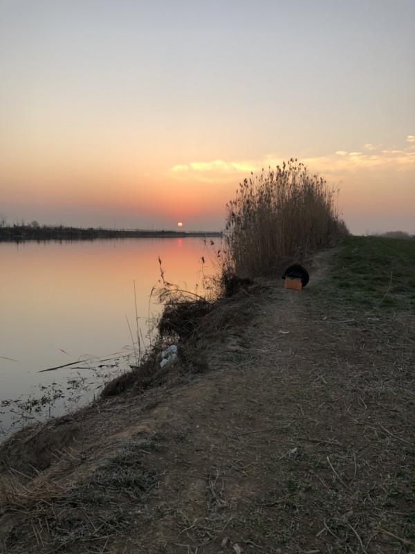 冰封天凍又何妨，漁者之樂有鯽相伴