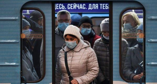 冬天將至，英國日增確診病例或達10萬例，普京宣佈俄羅斯全國放假