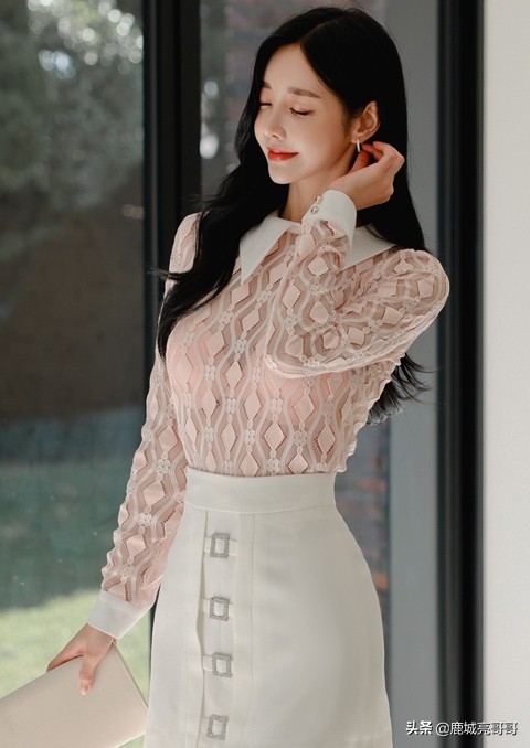 清甜肉桂拉絲雕刻溫柔職業裙，珠珠演繹職業裝典雅美