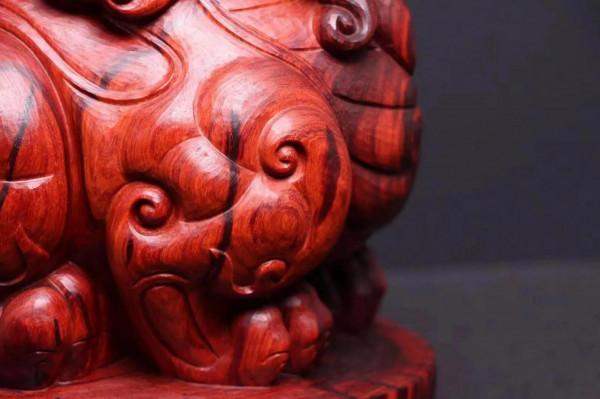 無所謂別人喜不喜歡，依然如此執著的雕紫檀瑞獸！這，才是湘工