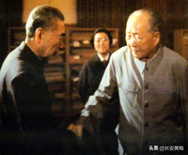 毛主席去看晚會，發現周總理還沒到，就在門口等著他