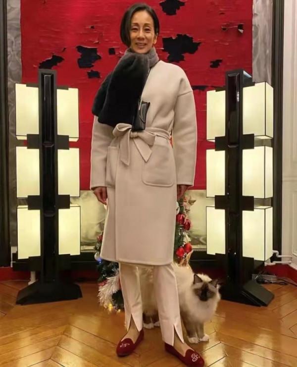 60歲女人氣質再好穿衣也別花哨，學她這樣穿，演繹歲月不敗美人