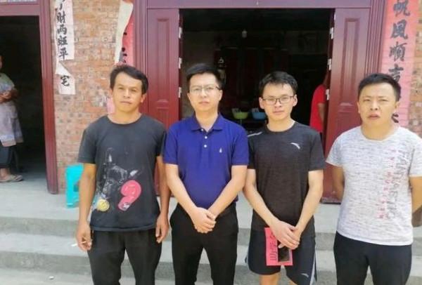 母親離家出走，寒門父親靠低保維持生活，供兒子考上北大