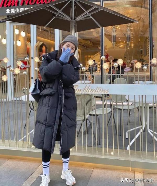 今年火了一種穿法叫:“羽絨服+無痕褲”,時髦顯瘦,明星都上頭 今年火了一種穿法叫:“羽絨服+無痕褲”,時髦顯瘦,明星都上頭