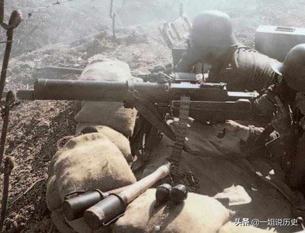 連鋼板都能打穿的子彈，為啥卻被麻沙袋輕鬆擋下？原理很簡單