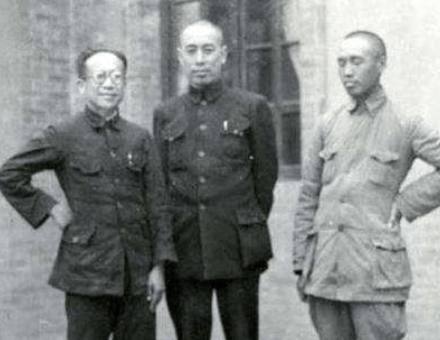 1937年，周恩來遭土匪襲擊，警衛員挺身而出擋子彈，還被刺20多刀