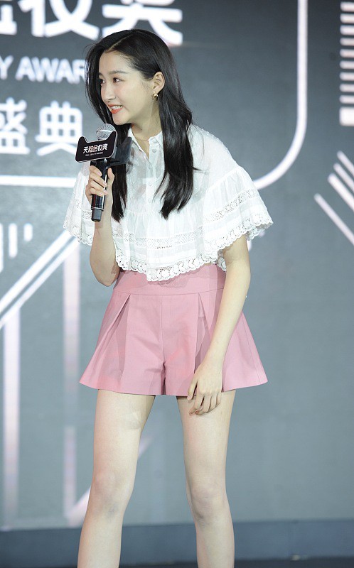 關曉彤長相真的很成熟,穿帶洞的服裝,展示纖細的小蠻腰 關曉彤長相真的很成熟,穿帶洞的服裝,展示纖細的小蠻腰