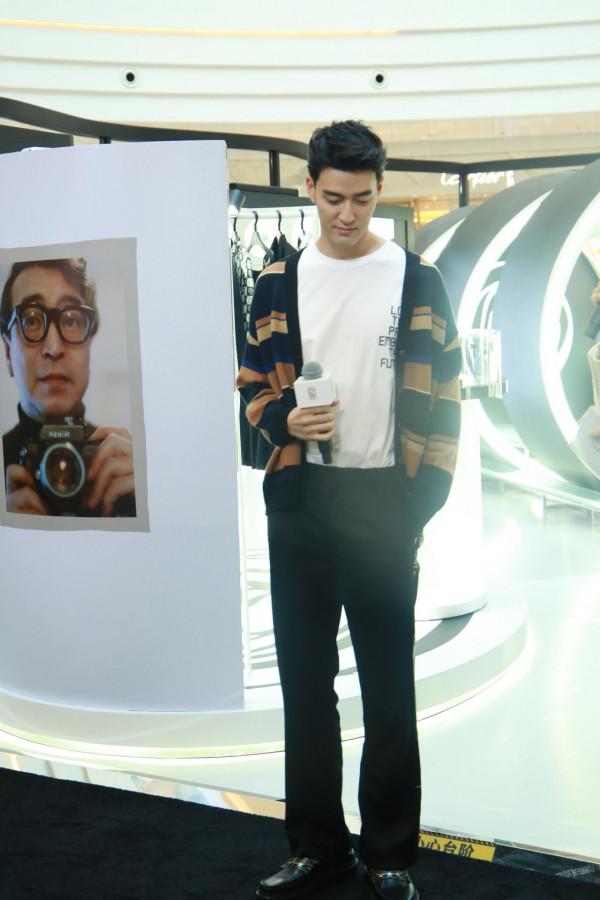 披荊斬棘的哥哥james李銖銜身穿白色T恤搭配條紋開衫摩登十足