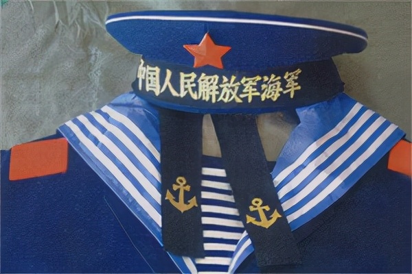 難忘74式軍服——海軍恢復水兵服,女兵穿上了裙子 難忘74式軍服——海軍恢復水兵服,女兵穿上了裙子