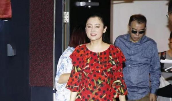 陳紅罕見扮嫩卻翻車，穿荷葉邊紅裙好臃腫，和女神氣質太不搭調