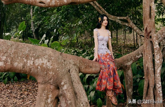 趙麗穎重回“孃家”！穿499T恤配3百開衫超節約，眾人圍繞太受寵