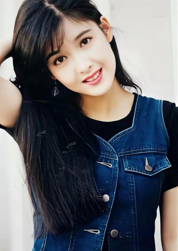 年輕時候的周慧敏也是一個大美人兒，長相給人一種很舒服的感覺