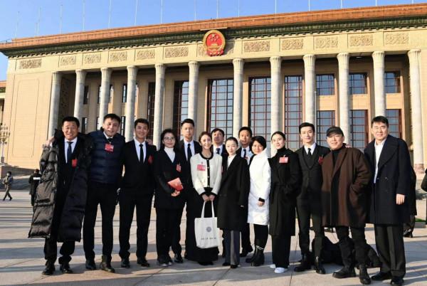 黃渤吳京鄧超同框比心，沈騰貢獻全部笑點，大合照來了半個娛樂圈