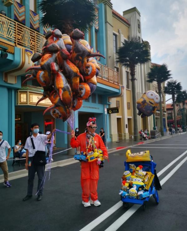 盤點環球影城偶遇明星生圖,白敬亭似商務精英,林依輪兼職賣貨? 盤點環球影城偶遇明星生圖,白敬亭似商務精英,林依輪兼職賣貨?