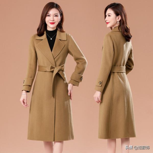 這幾款時髦顯瘦的雙面呢羊毛大衣，40-50歲的媽媽穿上高貴優雅