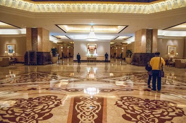 阿布扎比：世界上最富有城市，酒店垃圾桶鍍金，咖啡蛋糕上放金箔