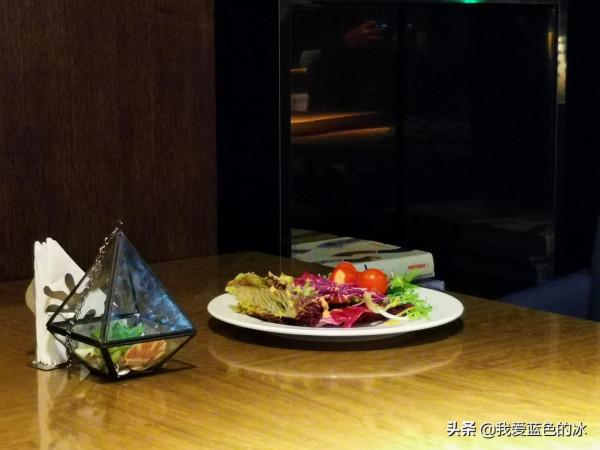 在北京入住的一家酒店的行政酒廊裡，欣賞故宮景色的晚餐