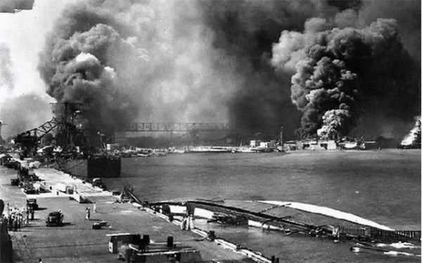 夜襲塔蘭託：8魚雷消滅半個義大利海軍！日本偷襲珍珠港靈感來源