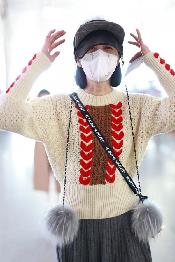 倪虹潔這哪像是在過冬，但毛衣配長裙確實時髦、大氣，還很顯年輕