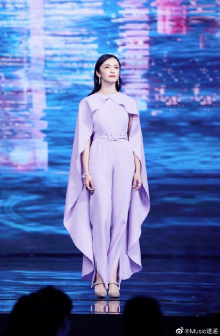 大灣區中秋晚會:溫碧霞露肩撩人,趙麗穎又仙又欲,舒淇驚豔全場 大灣區中秋晚會:溫碧霞露肩撩人,趙麗穎又仙又欲,舒淇驚豔全場