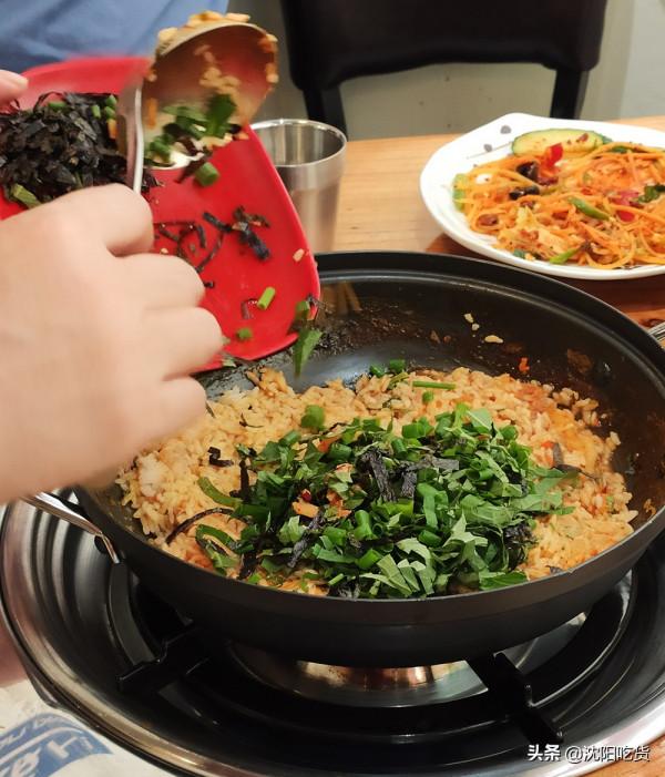 吃脊骨土豆鍋的精華不在於啃骨頭，而是最後的鍋底炒飯