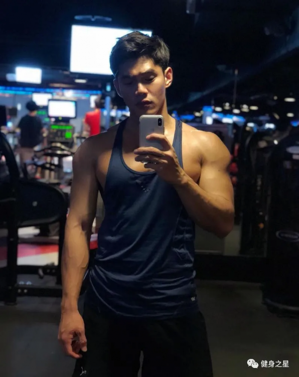 183公分肌肉小哥，因釋出一組沖涼照，一身好看的腱子肉引人注目