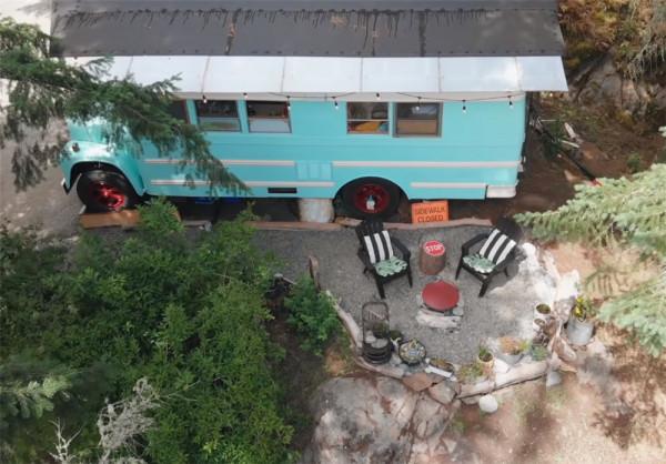 她買下1969年報廢校車，將車殼變成13㎡鄉下蝸居，網友：是真的服