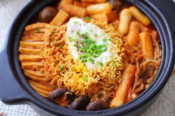 冬天別涮火鍋，試試部隊火鍋，有肉有菜有面條，好吃又暖和，超棒