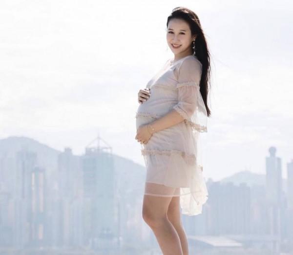 恭喜！35歲香港著名歌手宣佈二胎產女，嫁科學家丈夫兩年抱倆