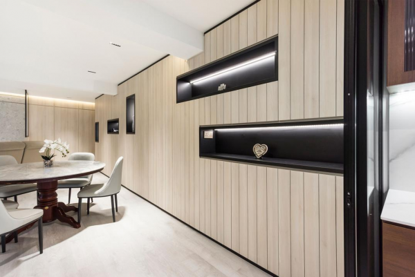 130㎡的房子，餐廳對面一整面牆多功能櫃，我確定當初的決定沒錯