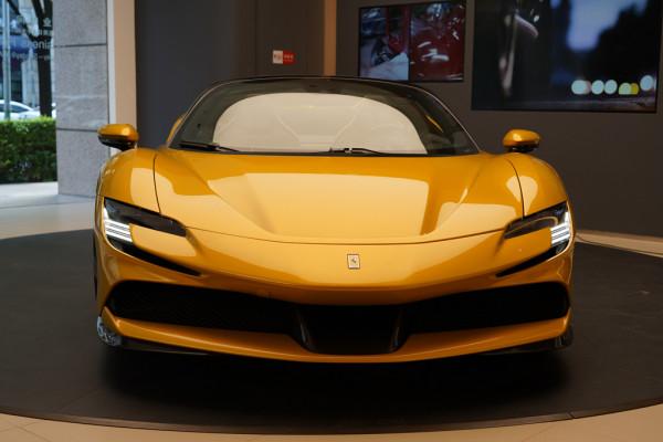 體驗法拉利SF90 Spider，千匹馬力敞篷混動超跑，2.5秒即可破百