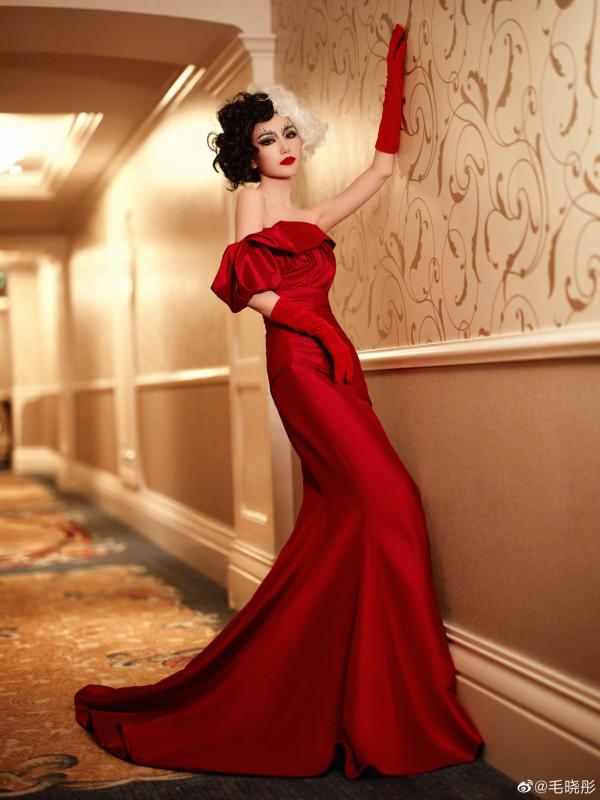 毛曉彤庫伊拉沉浸式仿妝，暗黑紅唇別樣狂野