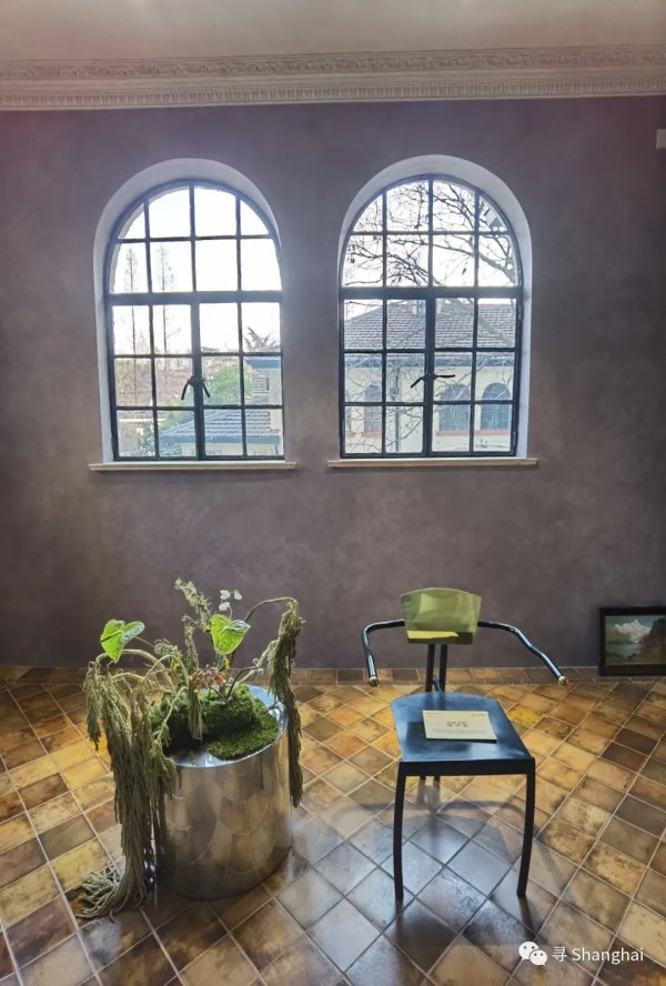 在莫蘭迪色的洋房裡看中古傢俱展