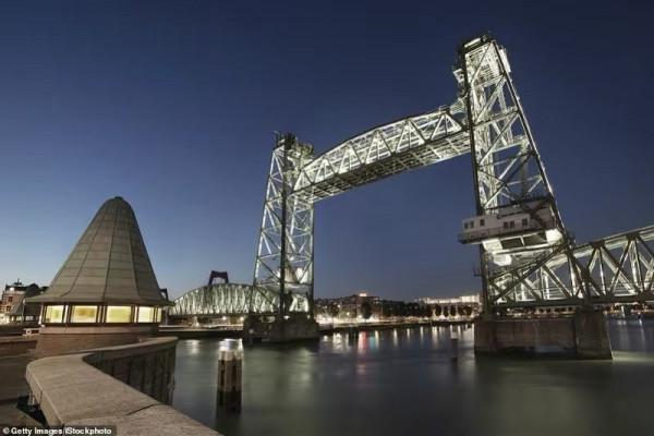 拆除百年大橋讓行貝索斯的遊艇？荷蘭人不同意，你敢來我扔臭雞蛋