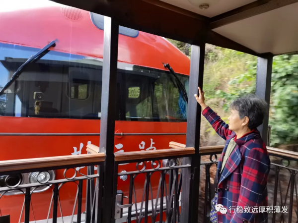 石屏米軌小火車：我和時光撞了一下腰