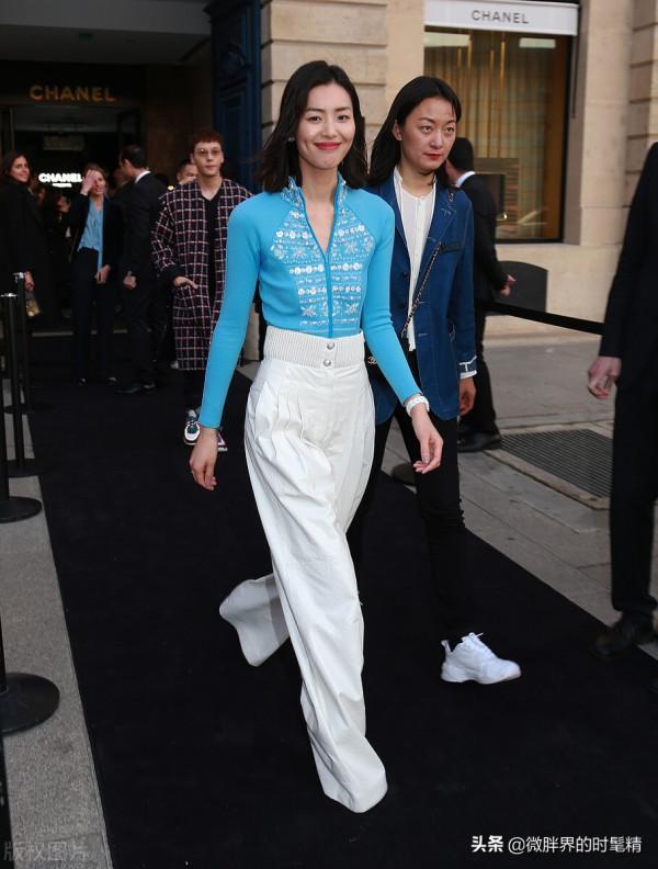 33歲劉雯“炫腹”上熱搜,“紙片腰”成冬天穿衣新風向標 33歲劉雯“炫腹”上熱搜,“紙片腰”成冬天穿衣新風向標