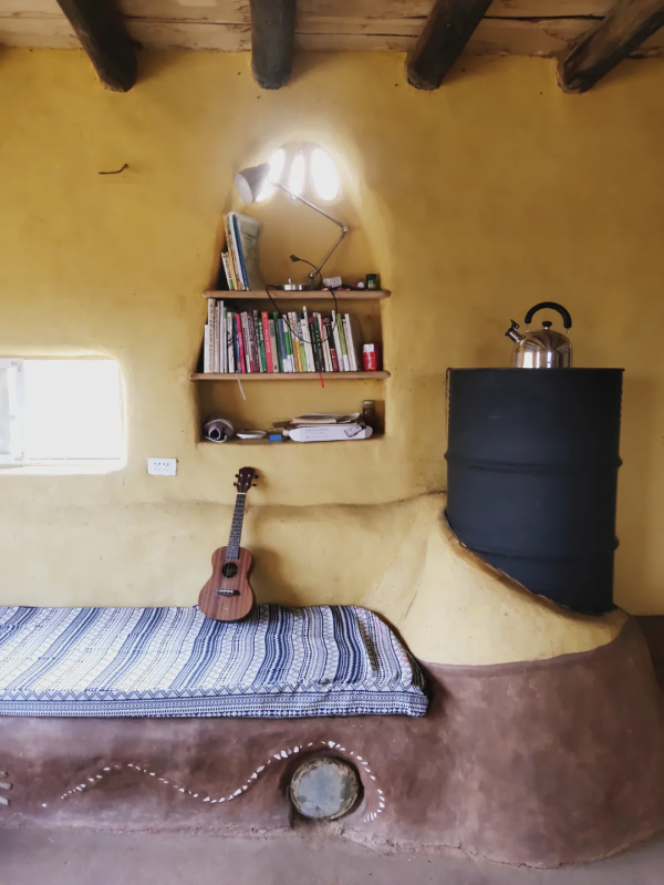 這對夫妻&OpenCurlyDoubleQuote;消失&rdquo;4年，徒手建了個28㎡泥巴房：人生不只一種活法