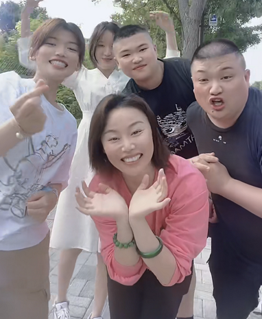 被質疑落魄街頭賣葡萄的“草帽姐”徐桂花,打了多少人的臉? 被質疑落魄街頭賣葡萄的“草帽姐”徐桂花,打了多少人的臉?